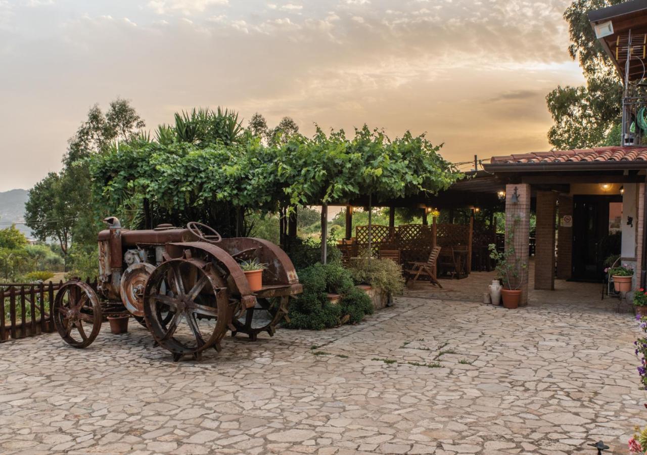 Postiglione Il Sorgituro - Agriturismo מראה חיצוני תמונה